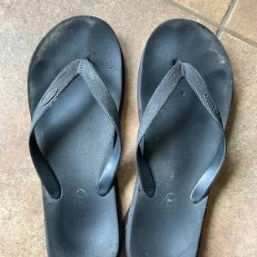 Amazon Size 8 Classic Black Men's Rubber Flip Flops - Casual Beach and Pool Sand